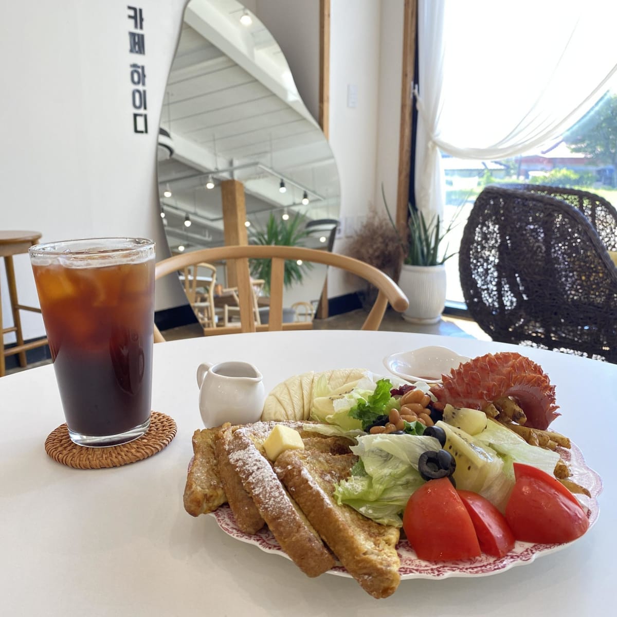 해변 보며 커피 즐기는 궁평항 브런치 카페