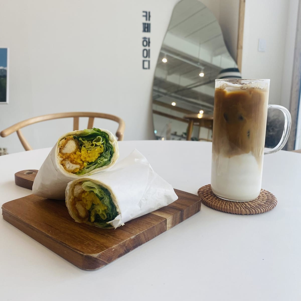 가을 바닷가에서 즐기는 힐링 브런치 카페