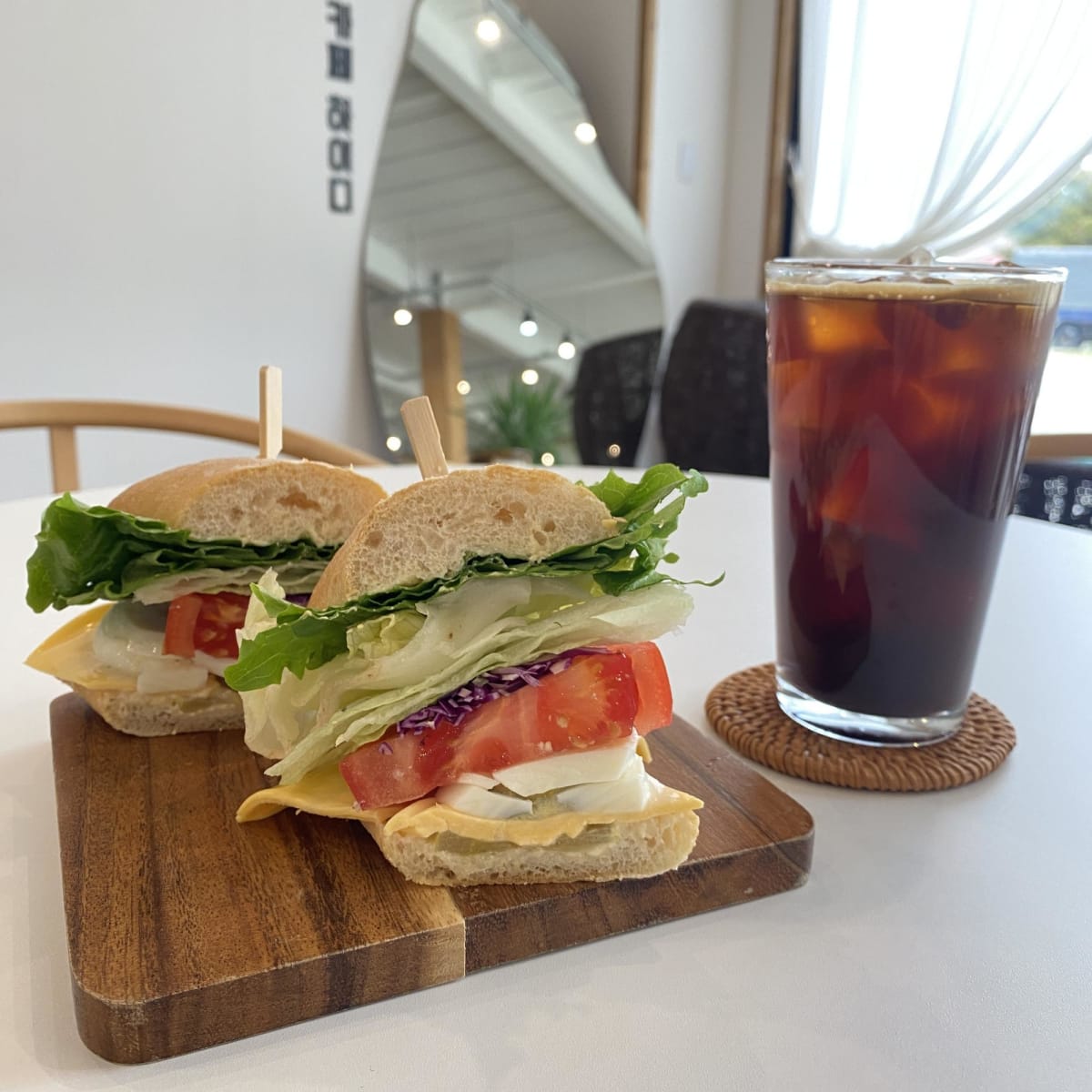 궁평항에서 즐기는 여유와 카페의 따뜻한 순간