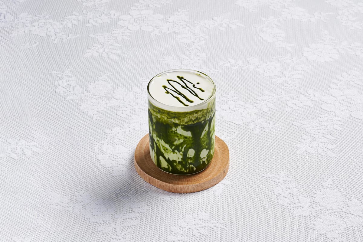 손님들의 웃음이 넘치는 카페의 이야기